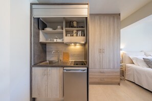 Fridge, oven, stovetop, coffee/tea maker