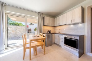 Fridge, oven, stovetop, coffee/tea maker