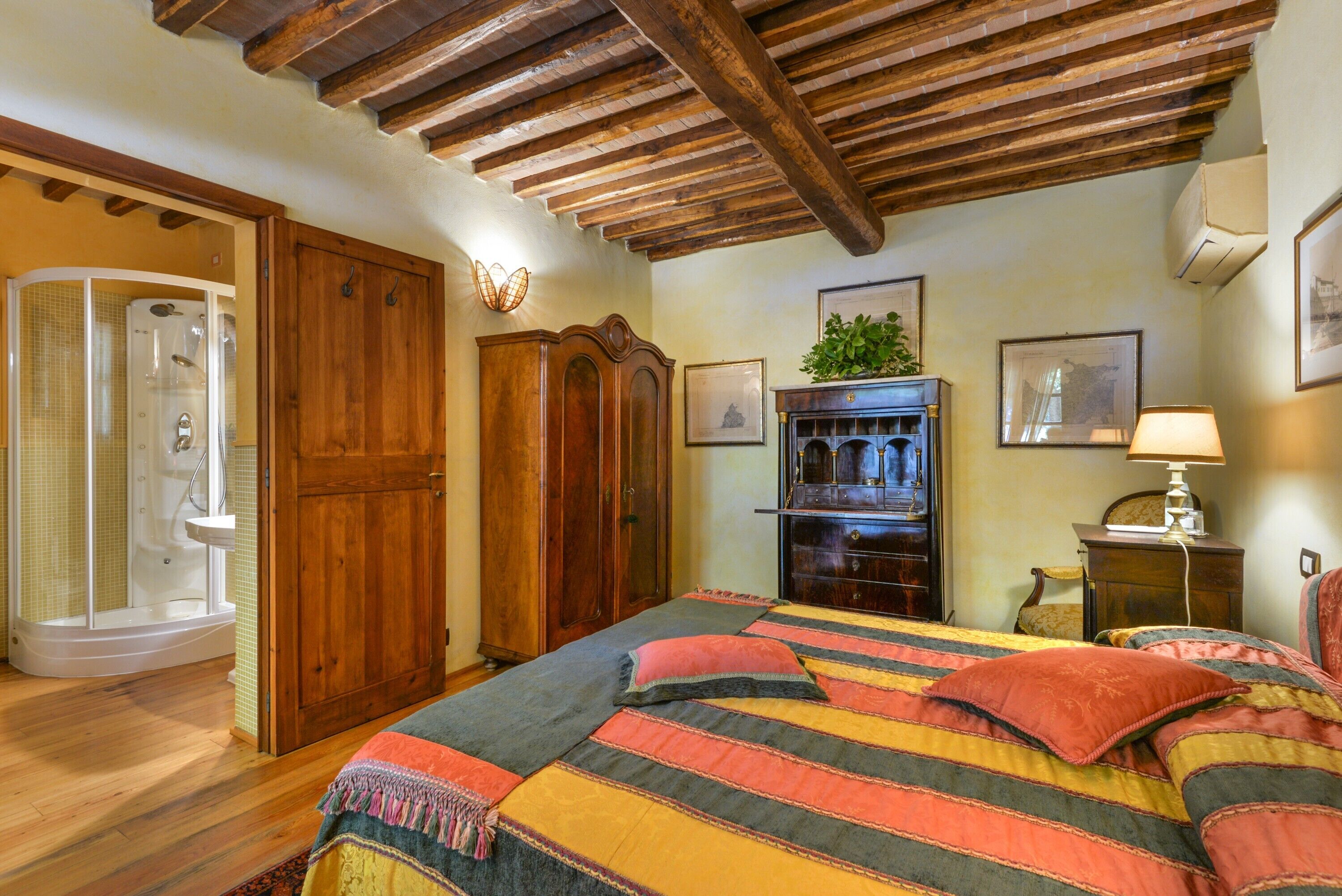 6 makuuhuonetta, silitysrauta/-lauta, ilmainen Wi-Fi, vuodevaatteet