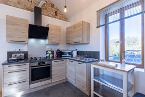 Jääkaappi, mikroaaltouuni, uuni, liesi