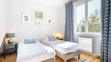 4 bedrooms, iron/ironing board, free WiFi, bed sheets