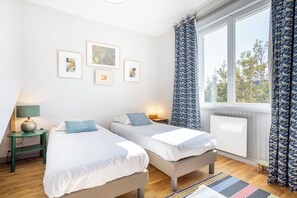 4 bedrooms, iron/ironing board, free WiFi, bed sheets