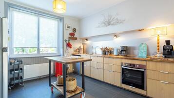 KĂŒhlschrank, Mikrowelle, Ofen, Herdplatte