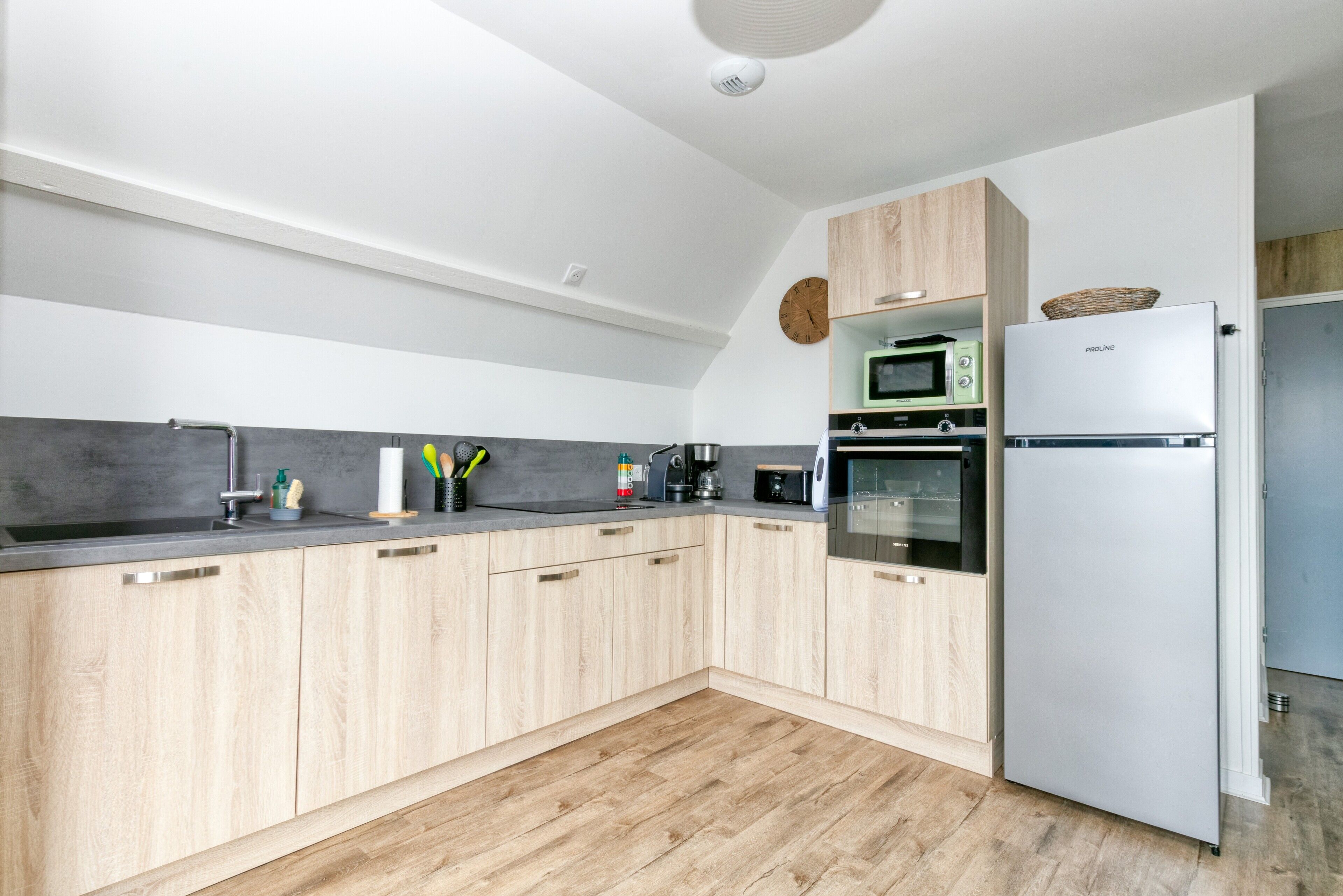 Kylskåp, mikrovågsugn, ugn och spishäll