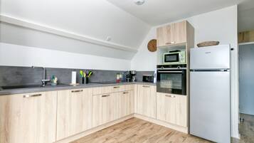 Kylskåp, mikrovågsugn, ugn och spishäll