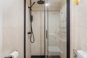 Douche, sèche-cheveux, serviettes fournies