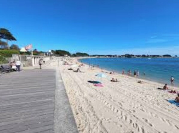 Una spiaggia nelle vicinanze