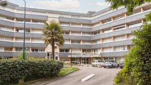 A multi-story building with a sign reading 'RESIDENCE LE TREZ'. - Studio Apartment 'Vue Mer - 50m De La Plage' with Sea View, Private Terrace and Wi-Fi (Bénodet)