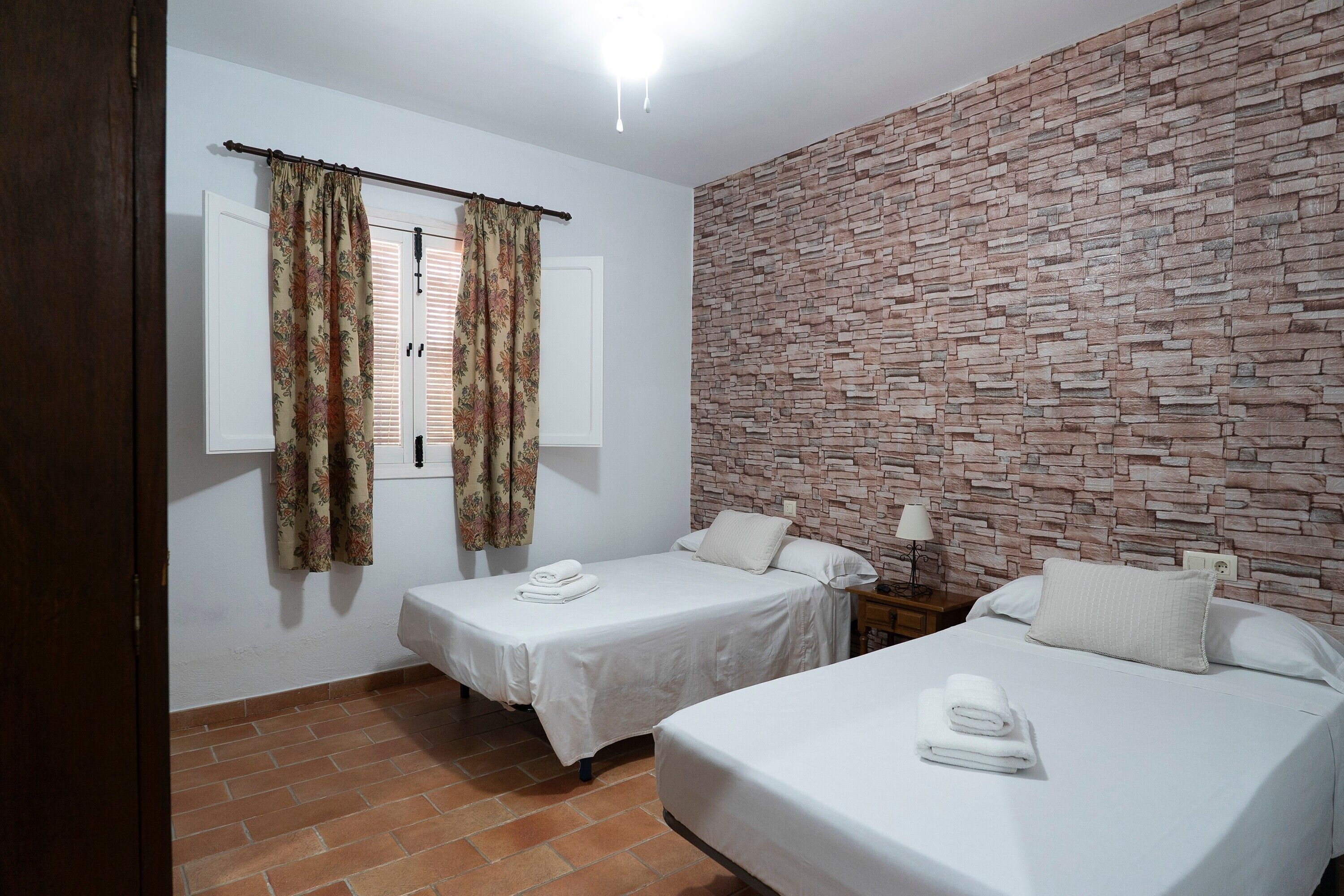 4 habitaciones, tabla de planchar con plancha y wifi gratis 