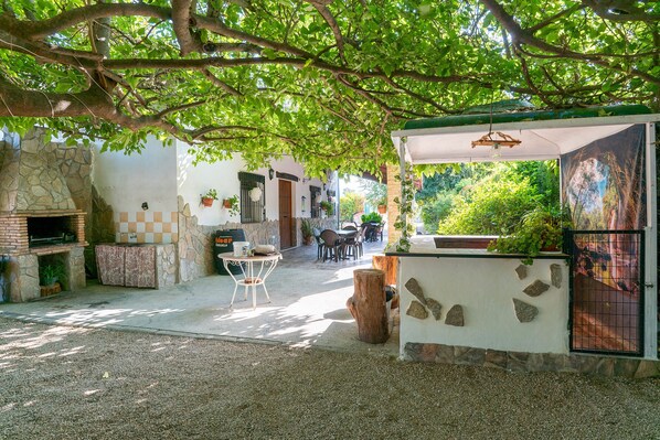 Outdoor dining - Country House 'Villa Ilusion' with Private Pool, Private Terrace and Wi-Fi (Agrupación de Mogon)