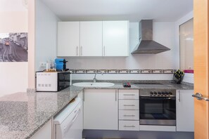 Kühlschrank, Mikrowelle, Ofen, Herdplatte