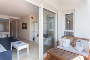 Interior - Apartment 'Entre Olas 2' with Shared Pool, Private Terrace and Air Conditioning (Dénia)