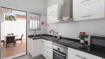 Een koelkast, een microgolfoven, een oven, een kookplaat