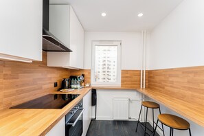 Fridge, oven, stovetop, dishwasher