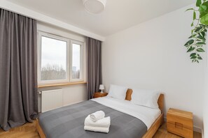 2 habitaciones, tabla de planchar con plancha y ropa de cama 