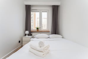 2 habitaciones, tabla de planchar con plancha y ropa de cama