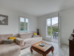 TV - Le Bas d'Anville by Interhome (Etaules)