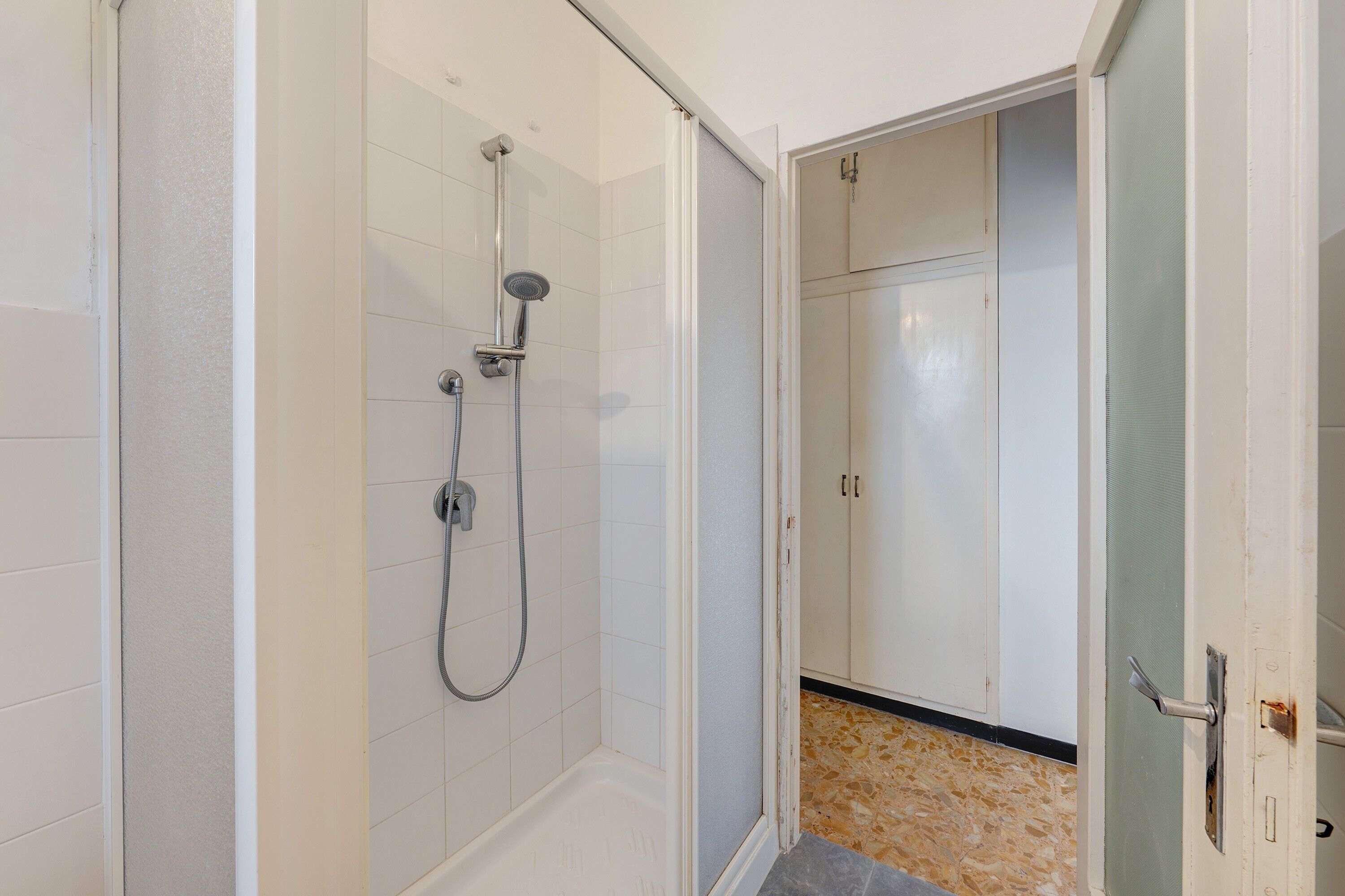 Ducha, secador de pelo y toallas