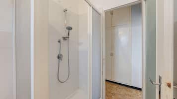 Dusj, hårføner og håndklær