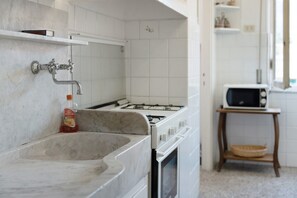 Frigorifero, microonde, forno, piano cottura