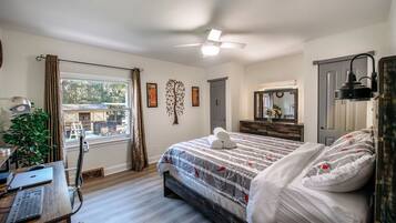 3 bedrooms, desk, iron/ironing board, travel crib