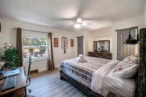 3 bedrooms, desk, iron/ironing board, travel cot - The Nest:A Sanctuary of Nature & Luxury (Charlotte)