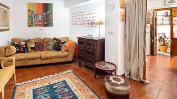 Een televisie en een open haard