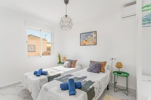 3 bedrooms, iron/ironing board, free WiFi, bed sheets - Holiday Home 'Tu Rincón Acogedor' with Shared Pool, Wi-Fi and Air Conditioning (Torrevieja)