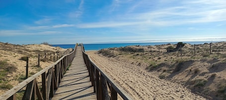 Beach nearby. Holiday Home 'Tu Rincón Acogedor' with Shared Pool, Wi-Fi and Air Conditioning
