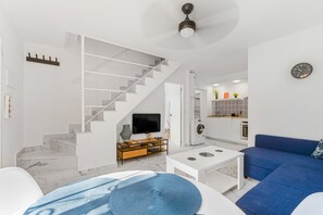 TV - Holiday Home 'Tu Rincón Acogedor' with Shared Pool, Wi-Fi and Air Conditioning (Torrevieja)