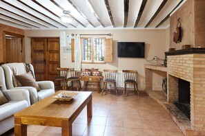 Télévision, cheminée, chaîne hi-fi