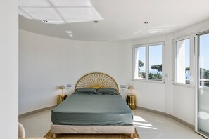 6 bedrooms, iron/ironing board, free WiFi, bed sheets