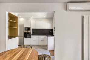 Fridge, microwave, oven, stovetop - Villa de Luxe à Begur Vue Mer with Sea View, Wi-Fi and Air Conditioning (Sa Riera)