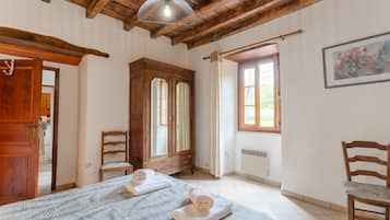 6 bedrooms, iron/ironing board, free WiFi