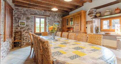 Casa de vacaciones 'Etxaluzenea' con vistas a la montaña, terraza privada y Wi-Fi