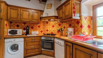 Geladeira, micro-ondas, fogĂŁo, cooktop