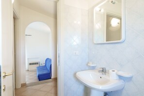 Shower, hair dryer, towels - Apartment 'Corallo' with Shared Pool, Private Terrace, and Air Conditioning (Olbia)