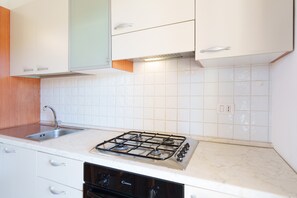 Fridge, oven, stovetop, cookware/dishes/utensils - Apartment 'Corallo' with Shared Pool, Private Terrace, and Air Conditioning (Olbia)
