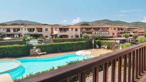Un hôtel doté d’une piscine, d’un espace extérieur aménagé et offrant une vue sur un paysage montagneux.