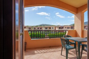 Outdoor dining - Apartment 'Corallo' with Shared Pool, Private Terrace, and Air Conditioning (Olbia)