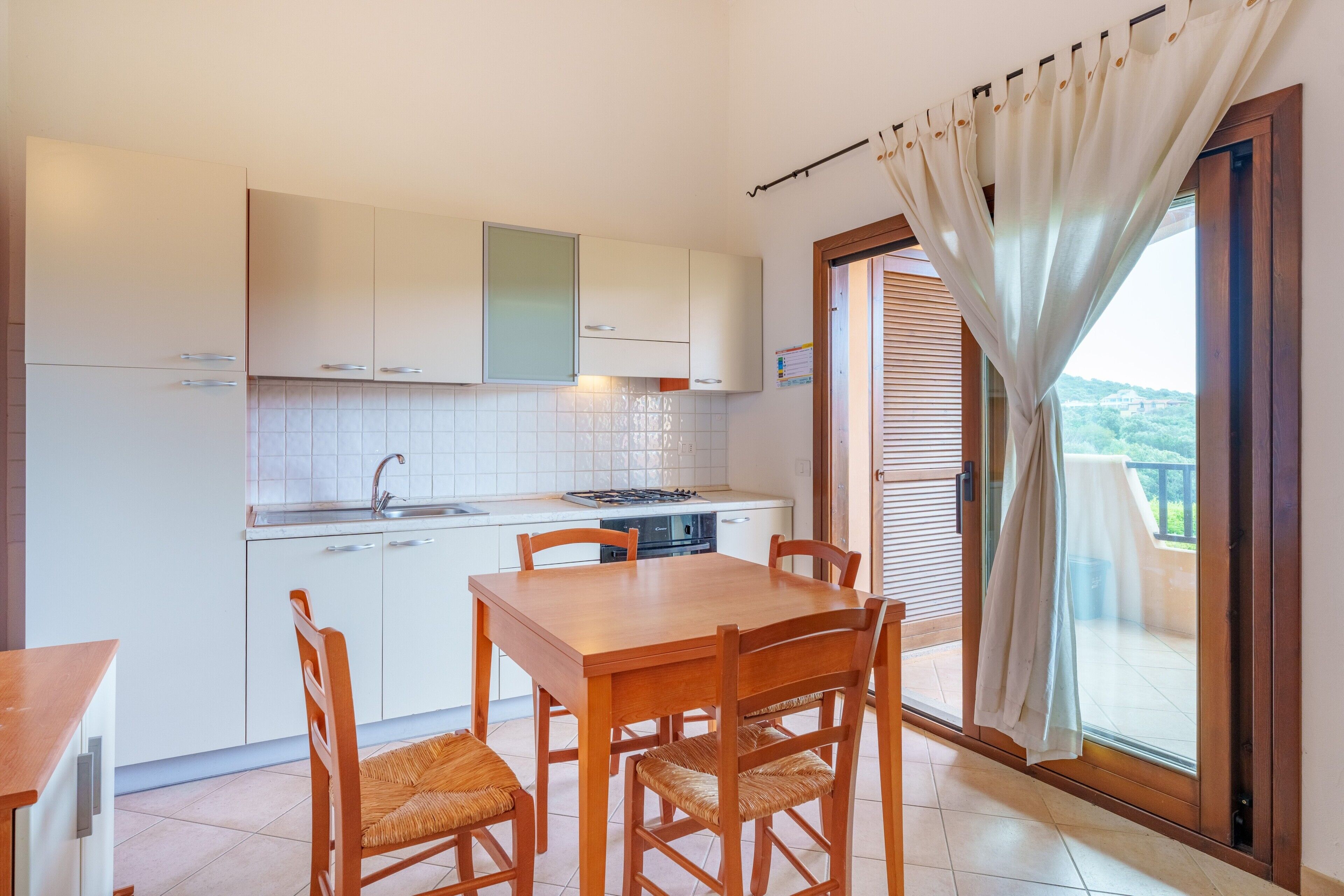 Refrigerador, horno, placa de cocina, utensilios de cocina