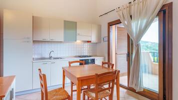 Refrigerador, horno, placa de cocina, utensilios de cocina
