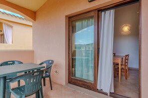 Outdoor dining - Apartment 'Corallo' with Shared Pool, Private Terrace, and Air Conditioning (Olbia)
