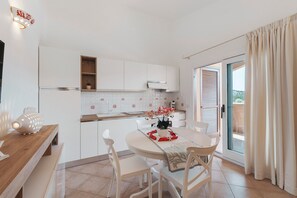 Fridge, oven, stovetop, cookware/dishes/utensils - Apartment 'Corallo' with Shared Pool, Private Terrace, and Air Conditioning (Olbia)