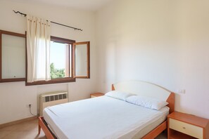 1 bedroom, bed sheets - Apartment 'Corallo' with Shared Pool, Private Terrace, and Air Conditioning (Olbia)