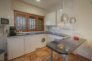 Fridge, microwave, oven, stovetop - El Encanto del Alberche 'Casa 1' with Mountain View, Shared Pool and Wi-Fi (Villanueva De Avila)