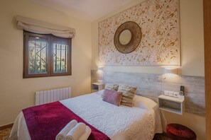 2 bedrooms, iron/ironing board, free WiFi, bed sheets - El Encanto del Alberche 'Casa 1' with Mountain View, Shared Pool and Wi-Fi (Villanueva De Avila)