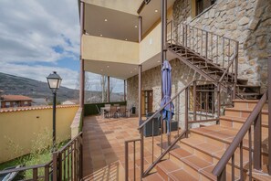 Property grounds - El Encanto del Alberche 'Casa 1' with Mountain View, Shared Pool and Wi-Fi (Villanueva De Avila)