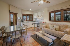 TV - El Encanto del Alberche 'Casa 1' with Mountain View, Shared Pool and Wi-Fi (Villanueva De Avila)