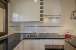 Fridge, microwave, oven, stovetop - El Encanto del Alberche 'Casa 1' with Mountain View, Shared Pool and Wi-Fi (Villanueva De Avila)